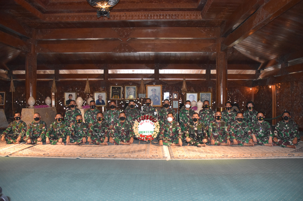 Peringati HUT Korem 073/MKT Ke-60, Danrem Beserta Rombongan Laksanakan Ziarah Ke Makam Soeharto